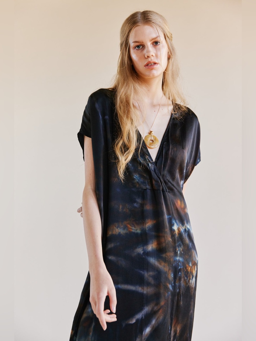 Riverside Tool & Dye Luca Silk Charmeuse Kaftan Midi Dress Black Tie Dye - Picture 4 of 16